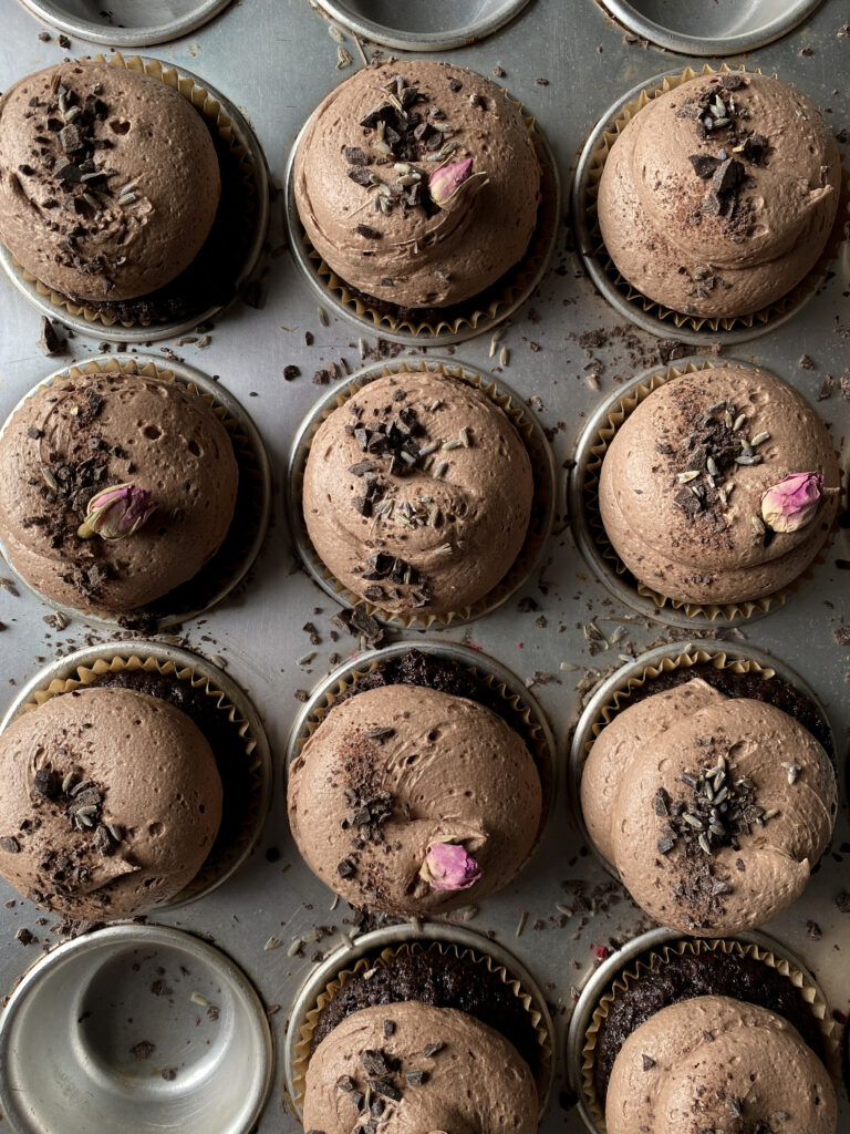 Candice Hunsinger, PERFECT CHOCOLATE CUPCAKES, organic baker, a life made from scratch organic, organic chocolate cupcakes, chocolate buttercream frosting recipe, chocolate cupcake recipe